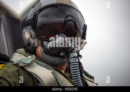 Kapitän Julio Gomez, 2. Training Jägerstaffel Arzt ist bereit für seinen Flug auf einer t-38 Talon 27. Oktober, während der Übung Southern Strike am Naval Air Station gemeinsame Reserve Base Belle Chasse, La. Die erste Woche der Übung konzentriert sich auf lokale fliegen mit T-38s, die f-22 Raptor und die f-15 Adler aus NAS JRB.  Staff Sgt Russ Jackson Stockfoto