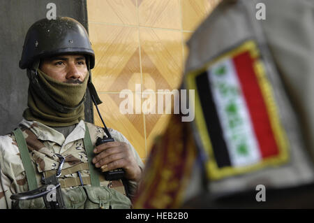 Irakische Armeesoldaten vom 4. Bataillon, 2. Brigade, 5. Division stehen vor einer Verbindung der irakischen Armee in Buhriz, Irak, 31. Januar 2007.  Staff Sgt. Stacy L. Pearsall) (veröffentlicht) Stockfoto