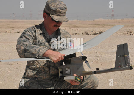 Senior Airman James McGaha, 379th Expeditionary Security Force Squadron Streifenpolizist erholt sich Teile der Raven B Digital Data Link Drohne, nachdem eines seiner Flugmissionen 19 Februar auf der Al Udeid Air Base, Katar. Nach Abschluss des Fluges, freistehende der Rabe Flügel nach der Landung die kann auftreten und ist einfach zu beheben.  Techn. Sgt. Terrica Y. Jones Stockfoto