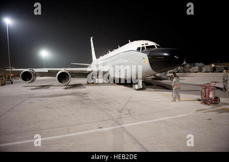 Flieger aus der 55. Aircraft Maintenance Unit erholen einen RC-135V/W Rivet Joint 7. Oktober 2009, auf einem Militärflugplatz im Südwesten Asien. RC-135V/Ws in Südwestasien bereitgestellt traf einen 7.000 Mehrtageskarte Meilenstein Okt. 7 in den US Central Command Verantwortungsbereich. Das Geschwader bietet Kommandanten in der Nähe von Echtzeitinformationen auf Szene-Sammlung, Analyse und Verbreitung zur Unterstützung der Operation Iraqi Freedom und Enduring Freedom Einsätze. Staff Sgt Robert Barney) Stockfoto