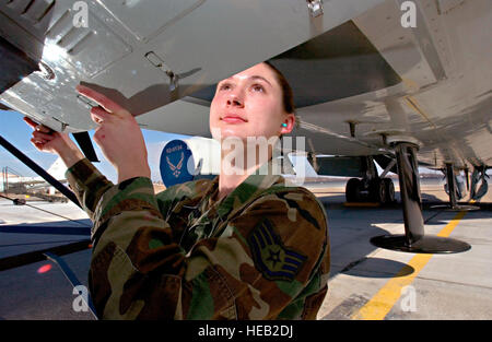 OFFUTT AIR FORCE BASE, Nebraska - Staff Sgt Mary Beth Metcalf, Flugzeug-Kommunikation/Navigation Systeme Geselle mit der 55. Aircraft Maintenance Squadron, prüft die internationalen Friend or Foe Antenne auf eine RC-135W Rivet Joint.  Master Sergeant Lance Cheung) Stockfoto