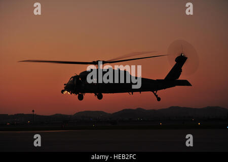 Ein HH - 60G-Pavehawk zieht für eine Übung zur Bekämpfung Rettungsmission, Osan Air Base, Republik Korea, 14. Oktober 2014. 33. Rescue Squadron partizipiert an einem zweiwöchigen Kampf Such- und Rettungs-Task-Force-Übung mit verschiedenen Einheiten aus Korea.  Staff Sgt Rachelle Coleman Stockfoto