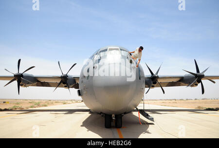 US Air Force Staff Sgt Juan Olmedo, ein Spezialist für integrierte Avionik mit 146 Aircraft Maintenance Squadron in Kanalinseln Air National Guard Station, Calif., wäscht die Fenster von einer C-130J Hercules während Übung Eager Lion 29. Mai 2014, auf einem Militärflugplatz in Nordjordanien. Bei Wohnungsstation und an verteilten Standorten sind c-130 s oft zur Reaktion auf Krisen und humanitäre Hilfe aufgerufen.  Staff Sgt Brigitte N. Brantley Stockfoto