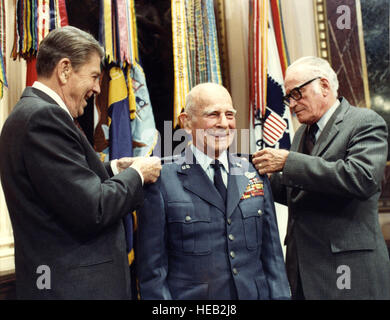 Präsident Ronald Reagan und Senator Barry L. Goldwater pin den vierten Stern auf General James Doolittle 10. April 1985, 26 Jahre nach seinem Ausscheiden aus der US Air Force. General Doolittle wurde zum Vierstern Rank von Senat bestätigt, erweiterte machen ihn die erste Person in der Geschichte der Air Force Reserve Command, vier Sterne zu tragen.  (White House Bill Fitz-Patrick) Stockfoto