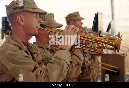 110519-F-UA873-059 CAMP LEMONIER, Dschibuti (19. Mai 2011) - Musiker von der US Navy Naval Forces Europe Band spielen musikalische Auszeichnungen bei kombiniert Joint Task Force-Horn von Afrika Änderung der Befehl Zeremonie Mai 19. Die Band spielte musical-Nummern traditionell verwendet, um die Ankunft der offiziellen Party in die Zeremonie und den Vereinigten Staaten und Djibouti Nationalhymnen zu verkünden.  Staff Sgt. Austin M. Mai) Stockfoto