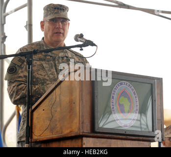 110519-F-UA873-089 CAMP LEMONIER, Dschibuti (19. Mai 2011) – US-Armee-General Carter Ham United States Africa Command Kommandeur, spricht am kombiniert Joint Task Force-Horn von Afrika Änderung der Befehl Zeremonie Mai 19. Als der Vorsitzende übertragen Schinken Autorität von U.S. Navy Rear Admiral Brian Losey auf U.S. Navy Rear Admiral Michael Franken.  Staff Sgt. Austin M. Mai) Stockfoto