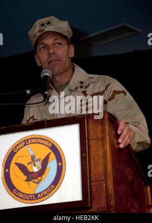 120515-F-GA223-030 CAMP LEMONIER, Dschibuti (26. Mai 2012) – Rear Admiral Michael Franken, Kommandant der kombiniert Joint Task Force Horn von Afrika, hält eine Rede als Gastredner beim Wechsel der Befehl Zeremonie für Camp Lemonier, 15.Mai. Kapitän Kevin Bertelsen entlastet Kapitän Scott Hurst beim Wechsel der Befehl at Camp Lemonier.  Techn. Sgt. Ryan Labadens) Stockfoto