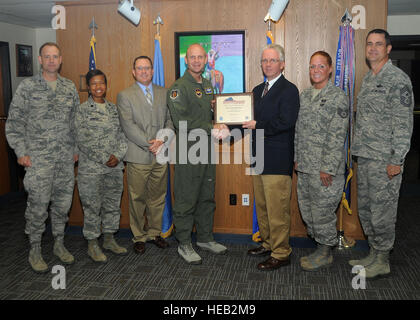 Rick Smith, National Weather Service Warnung Koordination Meteorologe (Mitte links) präsentiert Colonel Anthony Krawietz, 97. Air Mobility Wing Commander (Mitte links) und die Kommandeure der hoch-und Tiefbau Squadron, Mission Support Group, und Mitglieder des Notfall-Management Teams ein Sturm bereit Gemeinschaft Plaque, 24. April 2012. Der Sturm bereit Gemeinschaft Plaque erkennt Altus AFB dafür bestens vorbereitet auf Unwetter durch erweiterte Planung, Schulung und Sensibilisierung. Stockfoto