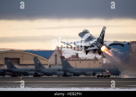 Eine f-16 Fighting Falcon hebt ab 15. Oktober 2014, Eielson Air Force Base, Alaska, während rote Fahne-Alaska 15-1. Die Pacific Air Forces directed Commander-Feld Trainingsübungen für USA und Partner Nation Kräfte kombinierten offensive gegen Luft, Verbot, Luftnahunterstützung und große Kraft Beschäftigung Ausbildung in einer simulierten Kampf Umgebung bieten. Die f-16 ist der 18. Aggressor Squadron an Eielson AFB zugeordnet. Senior Airman Peter Reft) Stockfoto