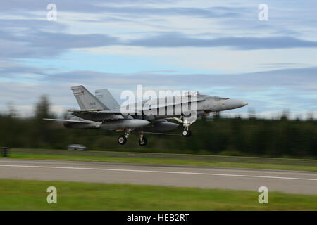 Ein Royal Canadian Air Force CF-18 Hornet 409th Tactical Fighter Squadron, Canadian Forces Base Cold Lake, Alberta, zieht für einen Morgen Ausfall von der Eielson Air Force Base in Alaska, Flightline 8. August 2016, während rote Fahne-Alaska (RF-A) 16-3 zugeordnet. Diese Pacific Air Forces directed Commander-Übung ist entscheidend für die Wahrung von Frieden und Stabilität in der Indo-Asien-Pazifik-Region.  Airman 1st Class Cassandra Whitman) Stockfoto