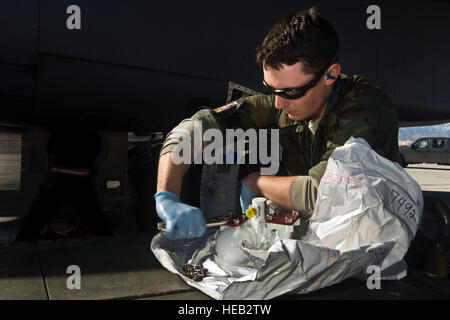 US Air Force Airman 1st Class Brandon Wood, 28. Aircraft Maintenance Squadron Luft-und Antriebstechnik Lehrling, Ellsworth Air Force Base, S.D., bereitet eine Hydraulikpumpe für den Einbau in rote Fahne 12-2-Januar 24, 2011, Nellis Air Force Base, Nevada Red Flag ist ein realistisches Kampftraining-Übung mit den Luftstreitkräften der Vereinigten Staaten und ihrer Verbündeten. Die Übung wird nördlich von Las Vegas auf der Nevada Test und Trainingsbereich gehostet. Stockfoto