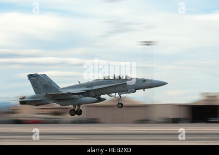 Ein US-Marinekorps F/A - 18D Hornet, zugewiesen Marine Fighter Attack Squadron 225 vom Marine Corps Air Station Miramar, Kalb. zieht während rote Fahne 15-1 auf der Nellis Air Force Base in Nevada, 26. Januar 2015 aus. Rote Fahne umfasst eine Vielzahl von Angriff, Kämpfer, Bomber, Aufklärer, elektronische Kampfführung, Luftbrücke Unterstützung und Such- und Rettungsdienst Luftfahrzeuge.  Senior Airman Thomas Spangler) Stockfoto