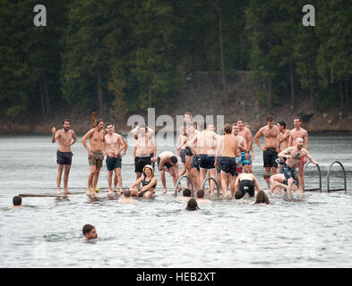 Whistler-Mitarbeiter tun die Whistler Eisbär Schwimmen im Lost Lake Park.  Whistler BC, Kanada.  Foto: David Bussard Stockfoto