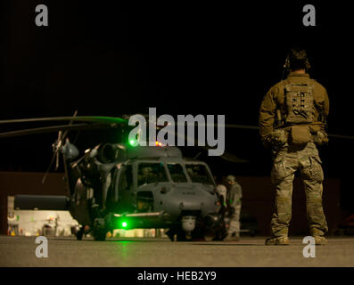 Ein Pararescueman zugewiesen der 48. Rescue Squadron, Davis-Monthan Air Force Base, Arizona, blickt auf eine als ein HH - 60G Pave Hawk 66. Rescue-Squadrongoes durch letzte Vorbereitungen vor der Ausführung einer rote Fahne 15-1 Personal Recovery Trainingsmission auf der Nellis Air Force Base in Nevada, 5. Februar 2015 zugewiesen. Pararescuemen bieten medizinische Notfallbehandlung notwendig zu stabilisieren und zu evakuieren Personal handeln in einer Feind-Umgehung Erholung Rolle verletzt.  Airman 1st Class Joshua Kleinholz) Stockfoto