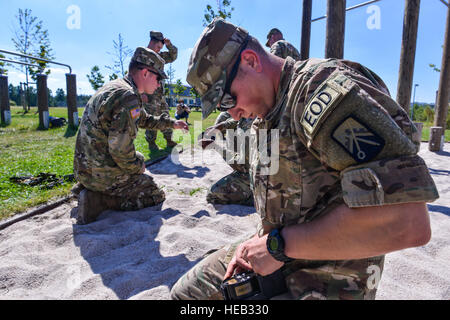 US-Soldaten, zur Regiments Engineer Squadron versetzt, 2. Kavallerie-Regiment, besuchen den Hands-on Teil einer wählbaren Lightweight Angriff Munition (SLAM) Klasse Tower Barracks, Grafenwöhr, Deutschland, Aug. 24,2016. SLAM ist ein Mehrzweck Munition entwickelt, um leicht tragbar sein und Hand-eingelagerten gegen leicht gepanzerte Infanterie Fahrzeuge, geparkte Flugzeuge und Erdöl-Lagerstätten. Tag und Nacht bei allen Wetterbedingungen, ausgewählte Ziele mit Hilfe einer explosionsartig gebildet Penetrator-Sprengkopf zu besiegen kann betrieben werden. SLAM hat vier Betriebsarten: Boden-Angriff, Seite-Angriff, timed-Demolit Stockfoto