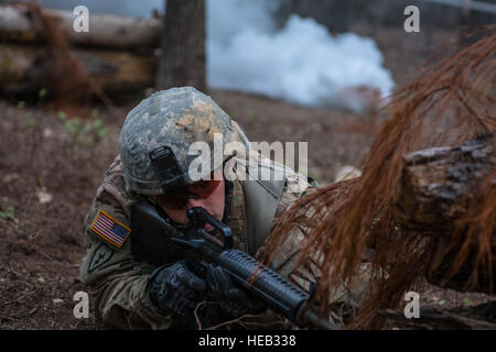 Staff Sgt James Smith, 3. Mrd. 39th INF Reg., scannt das Gelände auf der Suche nach seinem nächsten Position während nehmen direkten Beschuss während des Testens Experte Infanterie Abzeichen in ft. Jackson, S.C., 31. März 2016 statt. Wetteifern um den begehrten Infanterie Qualifikation waren Soldaten 30 zeitgesteuerte Armee Krieger Aufgaben getestet auf der Armee körperliche Fitness Test, Tag und Nacht Land Navigation komplett neben Wesen. Testen enden am 1. April mit einem Gewaltmarsch 12-Meilen-Zone.  Sgt. 1. Klasse Brian Hamilton/freigegeben) Stockfoto