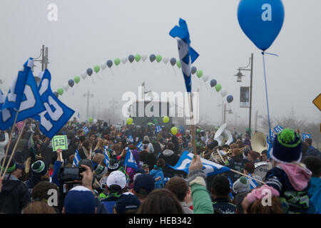 Seattle Seahawks Fans jubeln für die Ankunft der Seagals Cheerleader, Blue Thunder Team Band und Blitz, Team-Maskottchen, eine blaue Flagge Rallye in DuPont, Washington, 8. Januar 2016. Generalleutnant Stephen R. Lanza, Kommandierender general des i. Korps auf Joint Base Lewis-McChord, Wash., besuchte die Rallye zu helfen, der 12. Mann-Fan-Fahne zu Ehren des die Seahawks ersten Post-Saison-Spiel der Saison zu.  Staff Sgt Bryan Dominique, 20. Public Affairs-Abteilung) Stockfoto