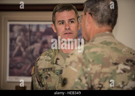 Sgt. 1. Klasse Bill Keever, Arizona State University ROTC Assistent primär militärische Wissenschaft Lehrer spricht mit Generalmajor Mark McQueen, 108. Training Command (IET) Kommandierender general, während ein Führungsmitglied Seminar am Joint Base Lewis McChord, Wash., Aug. 6 statt. Siebenundsechzig Militärwissenschaft Instruktoren aus 150 Universitäten in 26 Staaten verbreitet waren anwesend während des Seminars im Rahmen einer jährlichen Fortbildungsveranstaltung für Entwicklung zur Führungskraft-mentoring und Motivations-Techniken zu erschließen sowie bieten ein Forum für den Austausch von Ideen und best Practices. Die Veranstaltung war Stockfoto