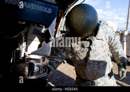 PFC. Joshua Todak, ein Stryker-Fahrer mit Hauptsitz und Stabskompanie, 5. Bataillon, 20. Infanterie-Regiment, 1-2 Stryker Brigade Combat Team, 7. Infanterie-Division, Joint Base Lewis-McChord, Washington, bereitet sich auf Mobile Gun System Stryker Variante im Yakima Training Center, Yakima, Washington, 22 Februar laden. Die MGS ist mit einer 105 mm Canon in der Lage, automatisch geladenen Anti-Rüstung Schuss bewaffnet.  Sgt. Cody Quinn/28. Public Affairs-Abteilung) Stockfoto