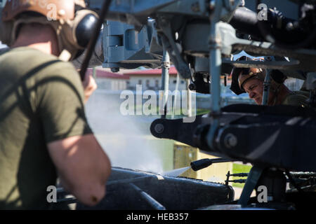 CPL. Mitchell Spaulding (rechts), eine Crew Chief mit dem mit dem besonderen Zweck Marine Air-Ground Task Force-Southern Command, Power-wäscht das äußere eine CH-53E Super Stallion nach dem Schrubben sie mit Seife und Wasser während der gründlichen Reinigung, bekannt als Desnailing, um das Flugzeug für eine Umschichtung auf Soto Cano Air Base, Honduras, 27. Oktober 2015 vorzubereiten. SPMAGTF-SC ist eine temporäre Bereitstellung von Marines und Matrosen in ganz Honduras, El Salvador, Guatemala und Belize mit Fokus auf den Aufbau und die Pflege der Partnerschaft Kapazität mit jedem Land durch gemeinsame Werte, Herausforderungen und Stockfoto