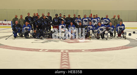 Das Fairchild Air Force Base Falken Varsity Hockey-Team stellt für ein Teambild nach dem blauen und weißen Spiel 23. Oktober 2015, bei Eastern Washington University Recreation Center Eisbahn in Cheney, Washington Das blaue Team, gecoacht von Oberst Brian McDaniel, 92. Air Refueling Wing Commander und Chief Master Sgt. Christian Pugh, 92. ARW Befehl Chef, hat der Sieg gegen das weiße Team, fünf bis drei. Airman 1st Class Mackenzie Richardson) Stockfoto