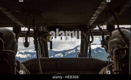 US Army UH - 60M Black Hawk Hubschrauber Piloten, zugewiesene 16. Combat Aviation Brigade, 7. Infanterie-Division, in der Nähe von Snoqualmie Pass auf dem Weg nach Ausbildung in Yakima Training Center, Washington, 16. Juni 2016 fliegen. Der Black Hawk wurde verwendet, um Last Schlinge ein UH-1 Huey Hubschrauber als Teil des Team Regenerationstraining abgestürztes Flugzeug. Stockfoto