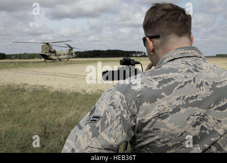 US Air Force Airman 1st Class Joshua Hoskins, 3D Kampf Kamera Squadron bekämpfen Fernsehjournalistin, gemeinsame Basis Lackland San Antonio, Tx., Dokumente einer CH-47 Chinook, bevor es bei Night Stalker-Drop-Zone befindet sich im Plantation Airpark, Sylvania, Ga., während Betrieb Skyfall USA am 11. April 2016 startet.   Betrieb "Skyfall" USA (OS-U) ist eine 982nd Combat Camera Company (Airborne) Theater Sicherheitszusammenarbeit Initiative.  OS-U ist eine gemeinsame, Mehrkomponenten, multi-laterale bekämpfen Kamera Gegenstand Expertenaustausch statt an mehreren Standorten in Georgien. OS-U ist Teil einer Serie, inkl. Stockfoto