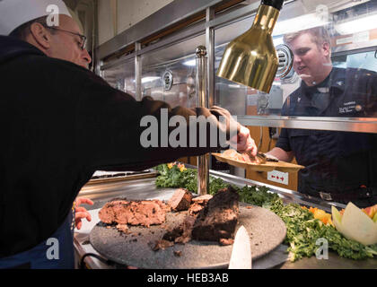 151225-N-ZA585-024 BREMERTON Wash (25. Dezember 2015) - Ernie Samaras, von Seattle, dient Maschinist Mate 3. Klasse Matthew Gamber, aus New Canaan, Connecticut, Hochrippe in der hinteren Galley an Bord der USS John C. Stennis (CVN-74). Stennis' Crew ist derzeit in der Port-Ausbildung für zukünftige Bereitstellungen.  Masse der Kommunikationsspezialist 2. Klasse Patrick Enright / veröffentlicht) Stockfoto