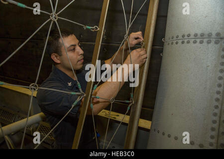 151231-N-KW492-070 arabischen Golf (31. Dezember 2015) Rumpf Maintenance Technician 3. Klasse Oscar Avilez, von Tonasket, Washington, behebt eine Fremdkörper Schäden (FOD) Bildschirm auf ein Landungsboot Luftkissen (STERNS) im gut Deck des amphibischen Angriff Schiff USS Kearsarge (LHD-3). Kearsarge ist das Flaggschiff für die Kearsarge amphibische bereit Gruppe (ARG) und mit der eingeschifften 26. Marine Expeditionary Unit (MEU), zur Unterstützung der Sicherheit im Seeverkehr Operationen und Sicherheitsbemühungen Zusammenarbeit Theater in den USA bereitgestellt wird 5. Flotte Einsatzgebiet.  Massenkommunikation Spezialist Seemann Lehrling Ryre Stockfoto