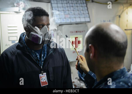 150922-N-QY316-045 NAVAL BASE KITSAP-BREMERTON, Washington (Sept. 22, 2015) Airman Apprentice Jashaun Epps mit Stannic Chlorid während eines Beatmungsgerätes gespritzt bekommt fit Test an Bord des Flugzeugträgers USS Nimitz (CVN-68). Nimitz durchläuft eine geplante inkrementelle Verfügbarkeit im Puget Sound Naval Shipyard und Intermediate Maintenance Facility, wo das Schiff planmäßige Wartung und Upgrades erhalten.  Masse der Kommunikationsspezialist 3. Klasse William J. Blees Stockfoto