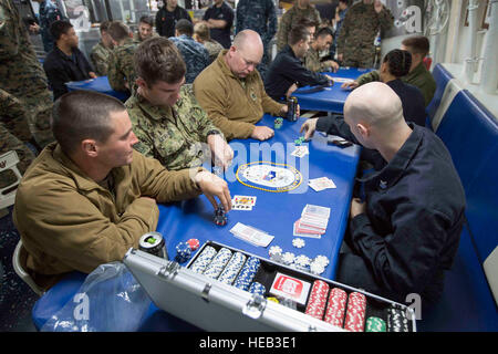 Marines und Matrosen an Bord der USS San Antonio (LPD-17) genoss eine Nacht von Black Jack, Poker und Spaten 10. April 2016. Die Servicemembers vom 22. Marine Expeditionary Unit und amphibischen Geschwader sechs (PHIBRON-6), laufen für amphibische bereit Gruppe/MEU Übungen.  Sgt. Ryan Young/22. Marine Expeditionary Unit Stockfoto