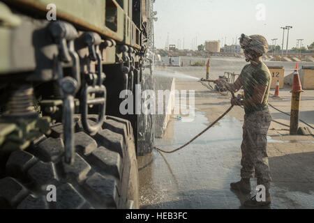 160702-M-PC554-025 Kuwait (2. Juli 2016) A US Marine mit der 13. Marine Expeditionary Unit wäscht Medium Tactical Vehicle Ersatz. Das Marine Corps hat U.S. Department of Agriculture und Department of Defense Regelungen entwickelt, um Schmutz und landwirtschaftliche Gefahren aus den Vereinigten Staaten und gefährliche Gegenstände aus internationalen Häfen einzuhalten. Die 13. MEU ist der Boxer amphibische bereit Gruppe begonnen und wird bereitgestellt, um die Aufrechterhaltung der regionalen Sicherheit in den USA 5. Flotte Einsatzgebiet.  Sgt. Hector de Jesus /) Stockfoto