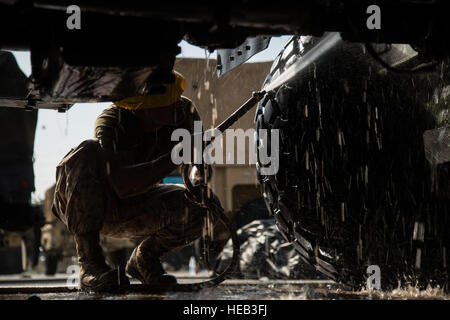 160702-M-PC554-076 Kuwait (2. Juli 2016) A US Marine mit der 13. Marine Expeditionary Unit wäscht unter einer hohen Mobilität auf Rädern Mehrzweckfahrzeug. Das Marine Corps hat U.S. Department of Agriculture und Department of Defense Regelungen entwickelt, um Schmutz und landwirtschaftliche Gefahren aus den Vereinigten Staaten und gefährliche Gegenstände aus internationalen Häfen einzuhalten. Die 13. MEU ist der Boxer amphibische bereit Gruppe begonnen und wird bereitgestellt, um die Aufrechterhaltung der regionalen Sicherheit in den USA 5. Flotte Einsatzgebiet.  Sgt. Hector de Jesus /) Stockfoto