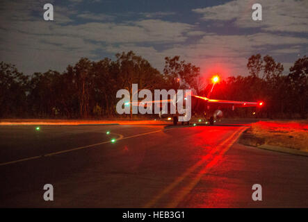 Eine F/A - 18C Hornet, Marine Fighter Attack Squadron (VMFA) 122 Taxis zur Startbahn für einen Nachtflug während Übung Pitch Black 2016 um Royal Australian Air Force Base Tindal, Australien, 17. August 2016 zugewiesen. Die fliegenden Geschwader ausgeführt große Kraft schließen Luftunterstützung, Air Interdiction, bewaffnete Aufklärung und Streik Koordinierung und Aufklärungsmissionen über die dreiwöchige Ausbildung Entwicklung. Die Biennale, multinationale Übung beinhaltet ca. 10 Alliierten Nationen und bereitet diese Kräfte auf realen Szenarien. Die bilateralen Anstrengungen unter Übung Pitch Black 2016 f Stockfoto