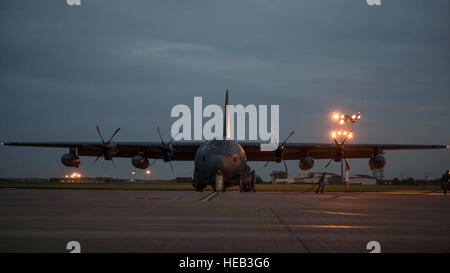 Die Betreuer der 352d Special Operations Aircraft Maintenance Squadron bereiten am 3. November 2016 ein MC-130J Commando II für den Start in der RAF Mildenhall vor, das die Luftbetankung auf niedriger Ebene und die Einsatzkräfte unterstützt. Stockfoto