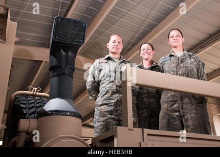 Sgt. Lea Delgado, Tacoma, Washington, Resident, Spc. Kristie Bell, Ridgefield, Washington, Bewohner, und Spc. Katherine Nevarez, San Pedro, Kalifornien, Bewohner, alle Soldaten mit Firma E, 1. Bataillon, 140. Aviation Regiment 40. Combat Aviation Brigade stand am Anfang ein Licht Mobilität taktischen Fahrzeug in ihrer Werkstatt im Camp Buehring, Kuwait, März 18. Firma E Pflege-Abschnitt ist verantwortlich für die Reparatur von Fahrzeugen und Geräten im gesamten Task Force Longknife. (US Army Staff Sgt Ian M. Kummer, 40. Combat Aviation Brigade Public Affairs) Stockfoto