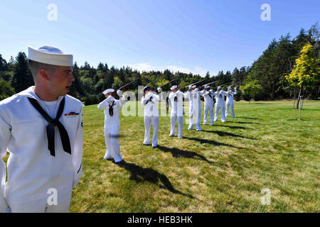 160829-N-EC099-104 BREMERTON, Washington (29. August 2016) – Maschinist Mate 2. Klasse David Gorey, Naval Base Kitsap, führt die 21-Gun Salute nach den Überresten von Veteranen des zweiten Weltkriegs Lt. Julian Jordan zugewiesen. Jordan war 37 Jahre alt, als der Angriff auf Pearl Harbor nahm Platz und er wurde mit dem Einsatz von DNA-profiling, nachdem sein Körper aus dem Schlachtschiff der Nevada-Klasse USS Oklahoma (BB-37) exhumiert wurde identifiziert. Die Beerdigung fand an der Lewis Aussegnungshalle in Bremerton, Washington, 75 Jahre nach dem Attentat.  Masse der Kommunikationsspezialist 3. Klasse Charles D. Gaddis IV Stockfoto