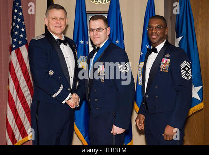 US Air Force Tech SGT David Ordway, Center, 100. Bauingenieur-Geschwader Schutz Bahnhof Feuerwehrchef von Cabot, Arche, erhält seine US-Luftstreitkräfte in Europa und Air Forces Africa NCO des Jahres von US Air Force General Frank Gorenc, links, USAFE-AFAFRICA Kommandeur und US Air Force Chief Master Sgt. James E. Davis, Chef der USAFE-AFAFRICA Befehl, im Rahmen einer jährlichen Medaillon-Zeremonie auf der Ramstein Air Base , Deutschland, 5. März 2015. Flieger konkurrierten innerhalb ihrer Einheiten, dann Ebene Flügel und jetzt das beste in USAFE-AFAFRICA benannt worden. Sie gehen auf Ebene der Luftwaffe-Wettbewerb Stockfoto