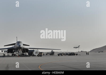 Crew-Chefs der 37. Aircraft Maintenance Unit führen vorbeugende Wartung auf ein B1-B Lancer 22. September 2015 auf der Al Udeid Air Base, Katar. Das Flugzeug wird das 37. Expeditionary Bomber Geschwader zugewiesen. Staff Sgt. Alexandre Montes) Stockfoto