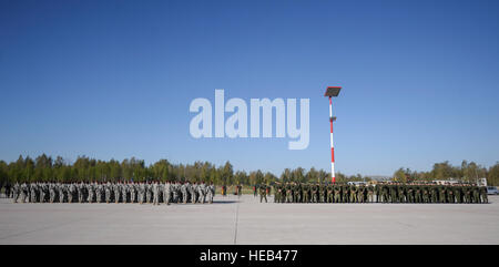 Fallschirmjäger von der 173. Infantry Brigade Combat Team (Airborne) stehen in Formation neben litauischen Soldaten während einer Willkommenszeremonie am Luftwaffenstützpunkt Siauliai, Litauen, 26. April 2014. Flieger aus der 37. AS flog von Ramstein Air Base, Deutschland nach Aviano 150 Fallschirmjäger abholen und dann zum Luftwaffenstützpunkt Siauliai, Litauen transportiert. Bei ihrer Ankunft begrüßt die litauische Staatspräsidentin Dalia Grybauskaite, die Soldaten. Staff Sgt Sara Keller) Stockfoto