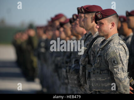 Fallschirmjäger von der 173. Infantry Brigade Combat Team (Airborne) stehen in Bildung neben litauischen Soldaten am Luftwaffenstützpunkt Siauliai, Litauen, 26. April 2014. Flieger aus die 37th Airlift Squadron transportiert 150 Fallschirmjäger von Aviano Air Base, Italien, Litauen auf Antrag der Wirt Nationen in der Region und weitere US-Engagement für NATO. Staff Sgt Sara Keller) Stockfoto