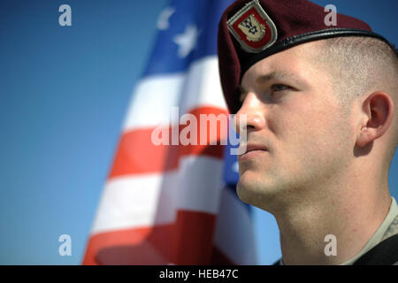 US Armee Sgt. Matthew Henry, steht ein Fallschirmjäger aus der 173. Infantry Brigade Combat Team (Airborne) in Formation während einer Willkommenszeremonie auf Siauliai Air Base, Litauen, 26. April 2014. Flieger aus die 37th Airlift Squadron transportiert 150 Fallschirmjäger von Aviano Air Base, Italien, Litauen auf Antrag der Wirt Nationen in der Region und weitere US-Engagement für NATO. Staff Sgt Sara Keller) Stockfoto