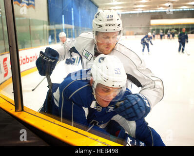 John Negrin schiebt Bo Horvat in die Bretter während der jährlichen Canucks Whistler-Trainingslager. Stockfoto