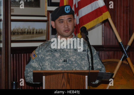 US Army Captain Matthew Castiglione, 382nd Transport Theater Öffnungselement, spezielle Truppen Bataillon, 7. Transport-Brigade (Expeditionary) Kommandant, spricht im Rahmen einer Inaktivierung Zeremonie in Fort Eustis, Virginia, 6. Februar 2014. Während viele 382nd TTOE Soldaten und ihre Familien verschiedene Einheiten auf der ganzen Welt zugewiesen werden, werden viele neue Rollen in Fort Eustis übernehmen.  Senior Airman Teresa J.C Aber Stockfoto