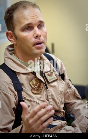 Capt Seth Schwesinger, Pilot bei der 737th Expeditionary Airlift Squadron, führt ein Preflight briefing in einer geheimen Luftwaffenstützpunkt hier 30. August 2010, wie Flieger aus der 386th Air Expeditionary Wing vorbereiten, Hilfsgüter nach Pakistan zu fliegen. Rekord-Monsune haben mehr als 1.600 Pakistaner getötet und mehr als 2 Millionen obdachlos, sagte Regierungsbeamte. Der Flieger werden in Bagram Air Field, Afghanistan, für die Hilfsmission beruhen die bereits Delievered Hunderte von Tausenden von Pfund an Nahrung, Wasser und Medizin nach Pakistan. Stockfoto