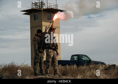 131016-F-WU507-902: Deutsche Luft Kraft 1st Lt. Tim Ermisch, gemeinsame terminal Angriff Controller, hält ein Indikator flare, wie er und Kollegen GAF JTAC 1st Lt. Fabian Rauscher erwarten eine niedrig-Passing-Demonstration der Stärke von zwei US-Air Force F-15E Strike Eagles aus 391st Kämpfer-Geschwader während des Trainings Berg Roundup 2013 am Saylor Creek Bombardierung Bereich in der Nähe von Mountain Air Force Base , 16. Oktober 2013 in Idaho. "JTACs können nur als psychologische Abschreckung eine Demonstration der Stärke für den Feind, aber wenn das nicht funktioniert, musst du oft kinetischen, gehen", sagte Ermisch.  Master Sergeant Kevin Wallace /) Stockfoto