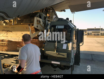 Air Force Tech Sgt. Joshua Gaines, links, und Flieger 1. Klasse Stacey Svensrud, Fahrer, beide zur 3. Antenne Port Squadron versetzt, betreiben eine Halvorsen Loader laden ein US Army Fahrzeug auf einer C - 130 H Hercules-Flugzeuge aus der 145. Airlift Wing, Charlotte, N.C. am 21. Januar Papst Army Airfield, N.C. Dieser Vorgang war tägliche gemeinsame Airborne/Air Transportfähigkeit Training Einsätze durchgeführt bei Papst Field unterstützen. Stockfoto