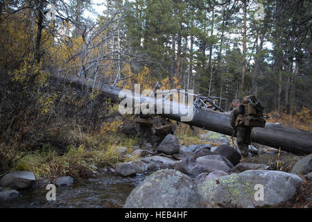 Marines mit Firma L, 3. Bataillon, 4. Marine Regiment, verhandeln vorbei an Hindernissen, wie sie beim Berg Warfare Training im Marine Corps Mountain Warfare Training Center, Bridgeport, Kalifornien, 23. Oktober 2016 einen Bach überqueren. Die Marines durchlaufen das herausfordernde und anspruchsvolle Gelände während des Bataillons kulminierende Fortbildungsveranstaltung. Stockfoto