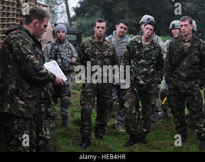 STANFORD-Trainingsbereich, England--Mitglieder der 100. Sicherheit Kräfte Squadron und der Royal Air Force Regiment erhalten ein Missions-briefing des Flug-Kommandanten vor Durchführung eine zentrale Führung Engagement Ausbildungsmission in einem nahe gelegenen mock afghanischen Dorf Sept. 8. Der Flug war seine letzte Trainingsszenarien dirigieren, vor der Bereitstellung in Afghanistan. US-Flieger eingebettet in die Ausbildung zu füllen den Platz der US-Marines, die die britische Force Seite um Seite mit auf ihre Bereitstellung arbeiten würden. Staff Sergeant Thomas Trower) Stockfoto