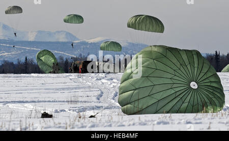 Soldaten, US-Armee Alaska 425 Brigade spezielle Truppen Bataillon zugewiesen Fries einen Humvee auf JBERs Malamute Drop-Zone, gefolgt von ca. 60 Fallschirmjäger aus einer c-17 Flugzeuge, 17. April 2013.  Die Fallschirmjäger der 4th Brigade Combat Team (Airborne) 25. Infanterie-Division vor kurzem nach der Bereitstellung RESET abgeschlossen und sind den Übergang der Brigade zur Übernahme Teil der schnelle Reaktion Kraft Mission für das Pacific Theater. Justin Connaher) Stockfoto